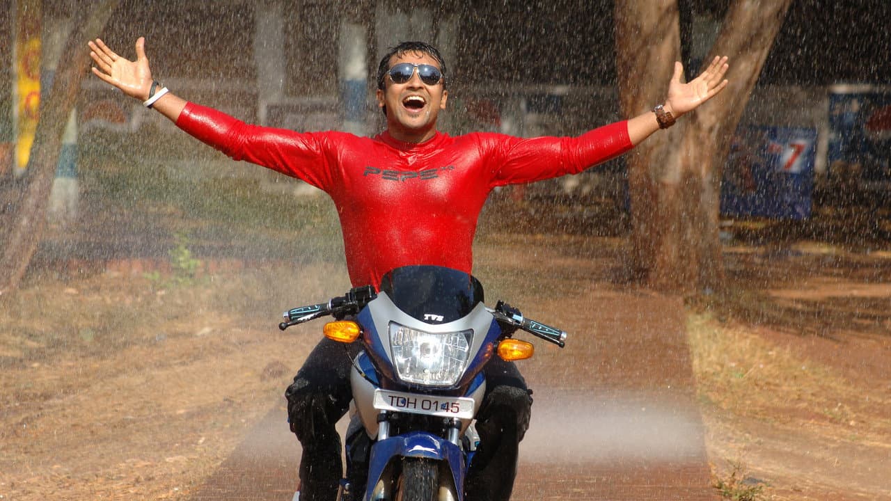 Sillunu Oru Kaadhal still 6