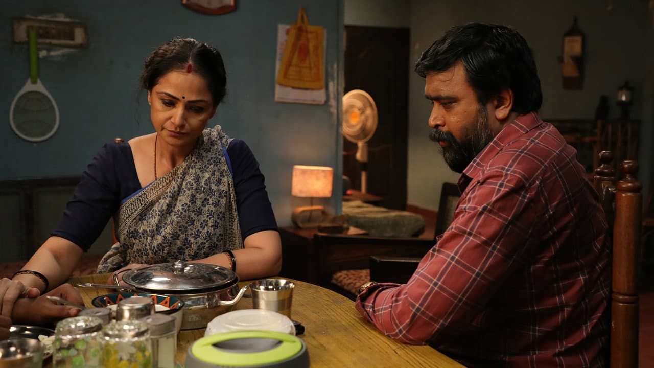 Tourist Family still 7